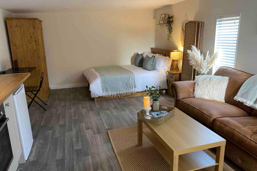 The Little Cabin Apartment Corfe Mullen ภายนอก รูปภาพ